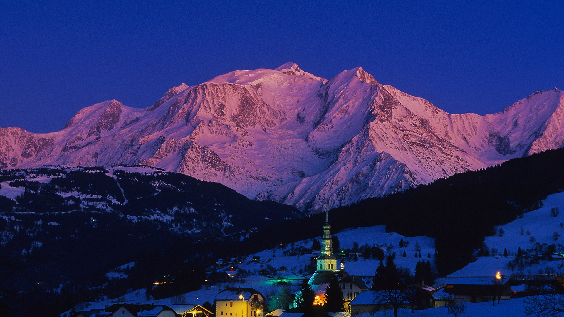 photo d'une vue du Mont blanc de nuit