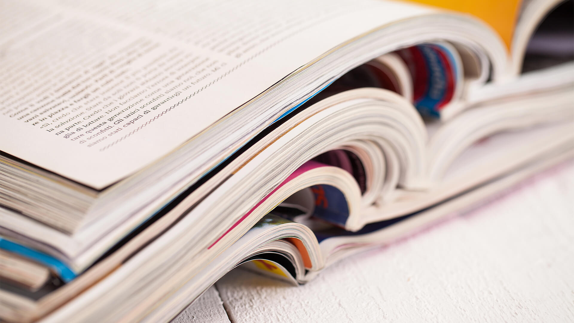 Pile de magazines ouvert sur une table